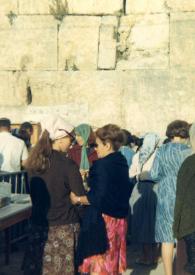 Portada:Plano medio de Alina Rubinstein (de espaldas) charlando con Esther Rubin frente al Muro de las Lamentaciones