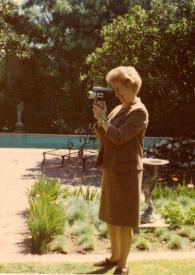 Portada:Plano general de Aniela Rubinstein (perfil izquierdo) grabando con una cámara de vídeo Super 8