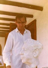 Portada:Plano medio de Wolfgang Ritz observando su busto de Arthur Rubinstein de escayola (perfil izquierdo).