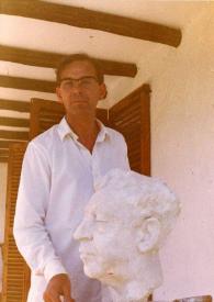 Portada:Plano medio de Wolfgang Ritz posando junto a un busto de Arthur Rubinstein de escayola (perfil izquierdo).