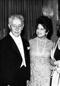 Portada:Plano medio de Arthur Rubinstein, Señora de Buitoni, Aniela Rubinstein y Señor Buitoni posando un el salón de fiestas.