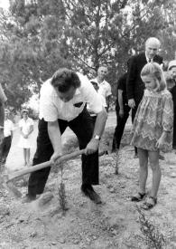 Portada:Plano general de Tedy Kollek plantando un árbol mientras una niña y un hombre le observan