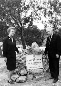 Portada:Plano general de Aniela Rubinstein (medio perfil derecho) y Arthur Rubinstein (medio perfil izquierdo) posando con la placa conmemorativa entre ellos dos