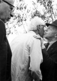 Portada:Plano medio del Señor Rosen (perfil derecho) y Rueven Rubin besando a Arthur Rubinstein