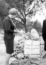 Portada:Plano general de Aniela Rubinstein (perfil derecho) y Arthur Rubinstein (de espaldas) observando la placa conmemorativa