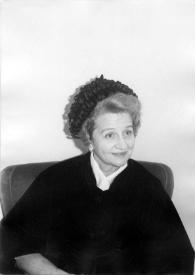 Portada:Plano medio de Aniela Rubinstein posando sentada en un sillón, con un tocado negro en el pelo