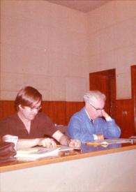 Portada:Plano medio de Max G. Wilcox y Arthur Rubinstein sentados en una mesa leyendo unos papeles