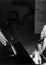 Portada:Plano medio de Arthur Rubinstein sentado en el piano posando