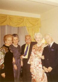 Portada:Foto de familia de Aniela Rubinstein, Alice Hay, Alfred Knopf, Bobsy Goodspeed Chapman, Arthur Rubinstein y Herman Datyner