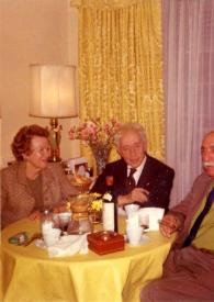 Portada:Plano general de la mesa, sentados: Señora de Alfred A. Knopf, Arthur Rubinstein y Alfred A. Knopf posando