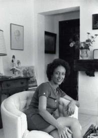Portada:Plano general de Eva Rubinstein posando sentada en un sofá