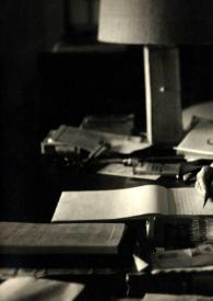 Portada:Plano medio de Arthur Rubinstein (perfil izquierdo) escribiendo sus memorias en una mesa