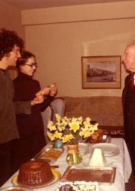 Portada:Plano general de la mesa: en la izquierda de la mesa, de pie, John Rubinstein y Alina Rubinstein, a la derecha Arthur Rubinstein charlando con ellos