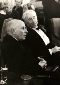 Portada:Plano medio del Presidente de Portugal (perfil derecho) y de Arthur Rubinstein (medio perfil derecho) mirandole