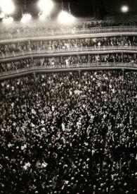 Portada:Vista aérea de la sala de conciertos, a la izquierda plano general del público, a la derecha el escenario, sobre él Arthur Rubinstein de pie junto al piano saludando