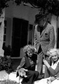 Portada:Plano general de Aniela Rubinstein sentada en un escalón, Arthur Rubinstein de pie y Felicja Krance sentada en un escalón, posando