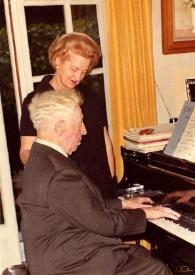 Portada:Plano medio de Aniela Rubinstein de pie junto a Arthur Rubinstein (perfil derecho) sentado al piano