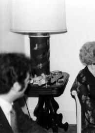 Portada:Plano general de Aniela Rubinstein sentada en un sofá, tocando la viola, a la izquierda de la foto Daniel Barenboim