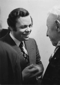 Portada:Plano medio de un hombre, Arthur Rubinstein (perfil izquierdo) y Aniela Rubinstein (medio perfil izquierdo) charlando