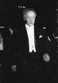 Portada:Plano general de Arthur Rubinstein caminando