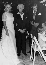 Portada:Plano general de Arthur Rubinstein posando con los recién casados