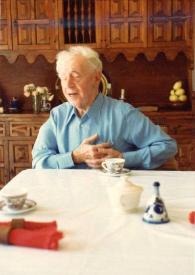 Portada:Plano medio de Arthur Rubinstein (medio perfil izquierdo) con las manos en el pecho, sentado en una mesa con unas tazas de café