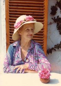 Portada:Plano medio de Aniela Rubinstein (medio perfil derecho) posando, con una pamela en una mesa de la terraza