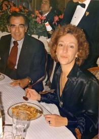Portada:Plano medio de Guillermo Zuloaga y Eva Rubinstein sentados en una mesa, posando
