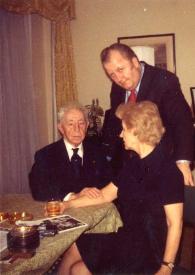 Portada:Plano general de Arthur Rubinstein sentado, Stephen Bronislaw Labunski de pie y Aniela Rubinstein sentada charlando