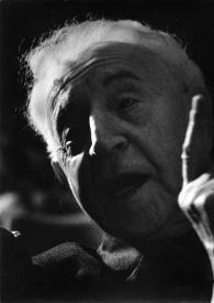 Portada:Primer plano de Arthur Rubinstein hablando, con el dedo índice de la mano derecha levantado