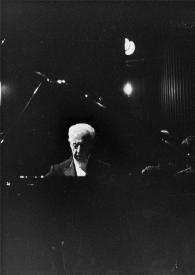 Portada:Plano general del escenario del concierto: la orquesta, Henryk Czyz (de espaldas) dirigiéndola y Arthur Rubinstein (de frente) sentado al piano. A Arthur se le ve entre la tapa y la base del piano.