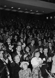 Portada:Plano medio de Arthur Rubinstein (perfil izquierdo) saludando al público, con los brazos en alto. El público puesto en pie aplaudiéndo y algunos tomando fotografías y grabando vídeo
