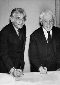Portada:Plano general de Leonard Bernstein, Arthur Rubinstein e Isaac Stern posando mientras firman tres copias iguales del manifiesto