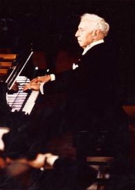 Portada:Plano general de Arthur Rubinstein (medio perfil izquierdo) sentado al piano