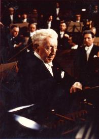 Portada:Plano medio de Arthur Rubinstein (medio perfil derecho) sentado al piano, detrás la orquesta