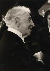 Portada:Plano medio de Arthur Rubinstein (perfil derecho) charlando con André Previn y un hombre (perfil izquierdo)