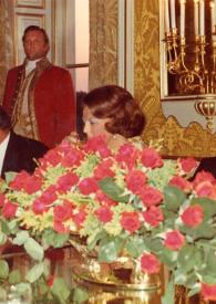 Portada:Plano medio de Arthur Rubinstein charlando con Juliana de Orange, Reina de Holanda, ambos  sentados en una mesa junto con Beatriz de Orange, Princesa de Holanda