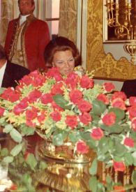 Portada:Plano medio de Arthur Rubinstein charlando con Juliana de Orange, Reina de Holanda, ambos  sentados en una mesa junto con Beatriz de Orange, Princesa de Holanda