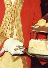 Portada:Medio plano de dos personas del servicio de la casa real llevando la tarta en honor a Arthur Rubinstein, que representa un piano de chocolate