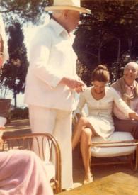 Portada:Plano general de Arthur Rubinstein (perfil derecho) charlando con una mujer, con Guy, Barón de Rothschild y con Cécile, Baronesa de Rothschild en la terraza