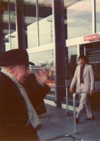 Portada:Plano medio de Arthur Rubinstein (perfil derecho) entrando en el aeropuerto