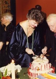 Portada:Plano general de Nora Auric al fondo, delante: Marie, Baronesa de Rothschild, Arthur Rubinstein y Aniela Rubinstein partiendo la tarta. Detrás Jacques Février les observa