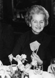 Portada:Plano medio de Aniela Rubinstein y Arthur Rubinstein posando sentados en la mesa de un restaurante