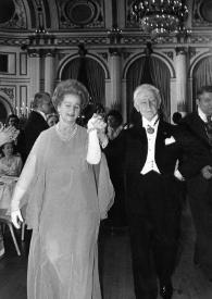 Portada:Plano general de Aniela Rubinstein y Arthur Rubinstein encabezando el baile de entrada