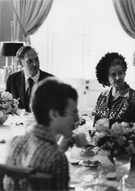 Portada:Plano medio de William M. Cook, Alina Rubinstein, Aniela Rubinstein, Gerald Ford, Presidente de Estados Unidos, Eva Rubinstein y Henry Kissinger sentados en la mesa charlando