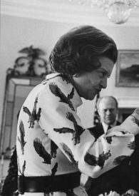 Portada:Plano medio de la Betty Ford (perfil derecho) ofreciendo una copa a Arthur Rubinstein (perfil izquierdo), al fondo observándoles Gerald Ford, Presidente de Estados Unidos, Eva Rubinstein y Judith West