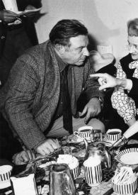 Portada:Plano medio de Teddy Kollek (perfil derecho), Aniela Rubinstein y Arthur Rubinstein (perfil izquierdo) sentados alrededor de una mesita de café