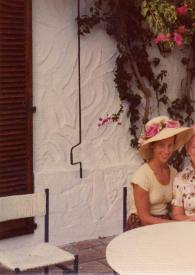 Portada:Plano medio de Alina Rubinstein y Aniela Rubinstein posando sentadas en una mesa de la terraza.