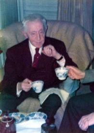 Portada:Plano medio de Arthur Rubinstein y Roman Jasinski (perfil izquierdo) sentados en dos sillones alrededor de una mesita de café charlando.
