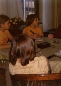Portada:Plano general de Jason Rubinstein, Arthur Rubinstein y tres niños hablando alrededor de una mesa